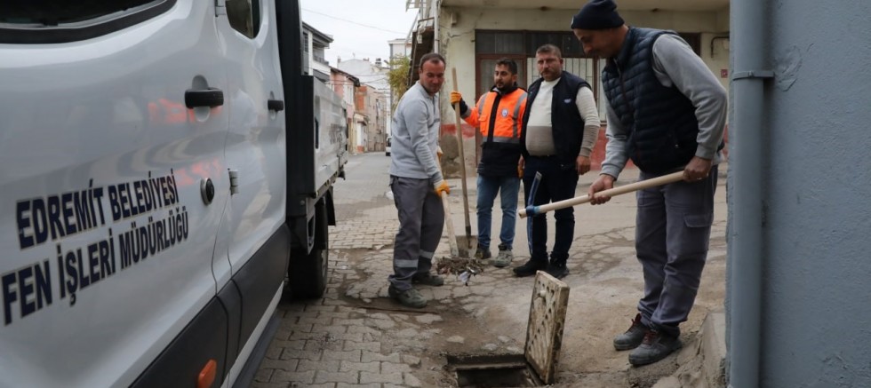 Edremit Belediyesi yağışlara karşı önlem alıyor