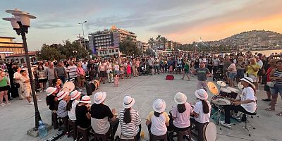 Köy çocukları tatilde binlerce turiste konser verdi